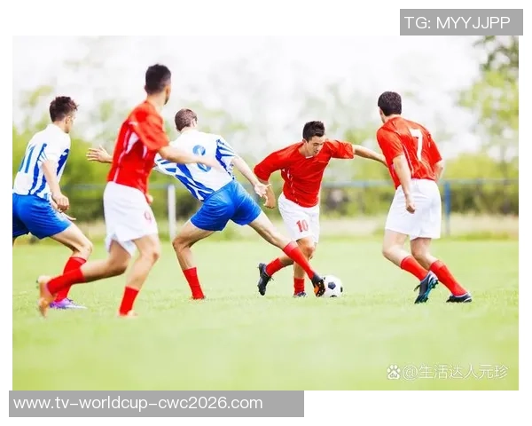 男子在绿茵场上挥洒汗水尽情享受足球带来的激情与快乐